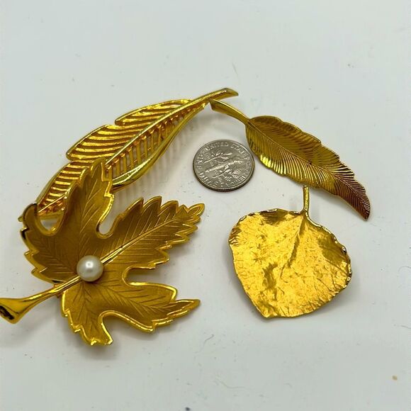 4 vintage Gold tone leaf brooches/pins - Picture 7 of 7